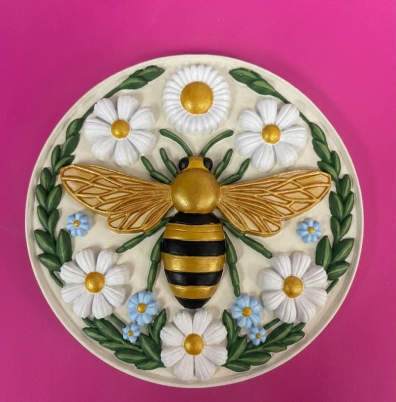 LARGE BUMBLE BEE PLAQUE WITH PAINTABLE EASEL KIT