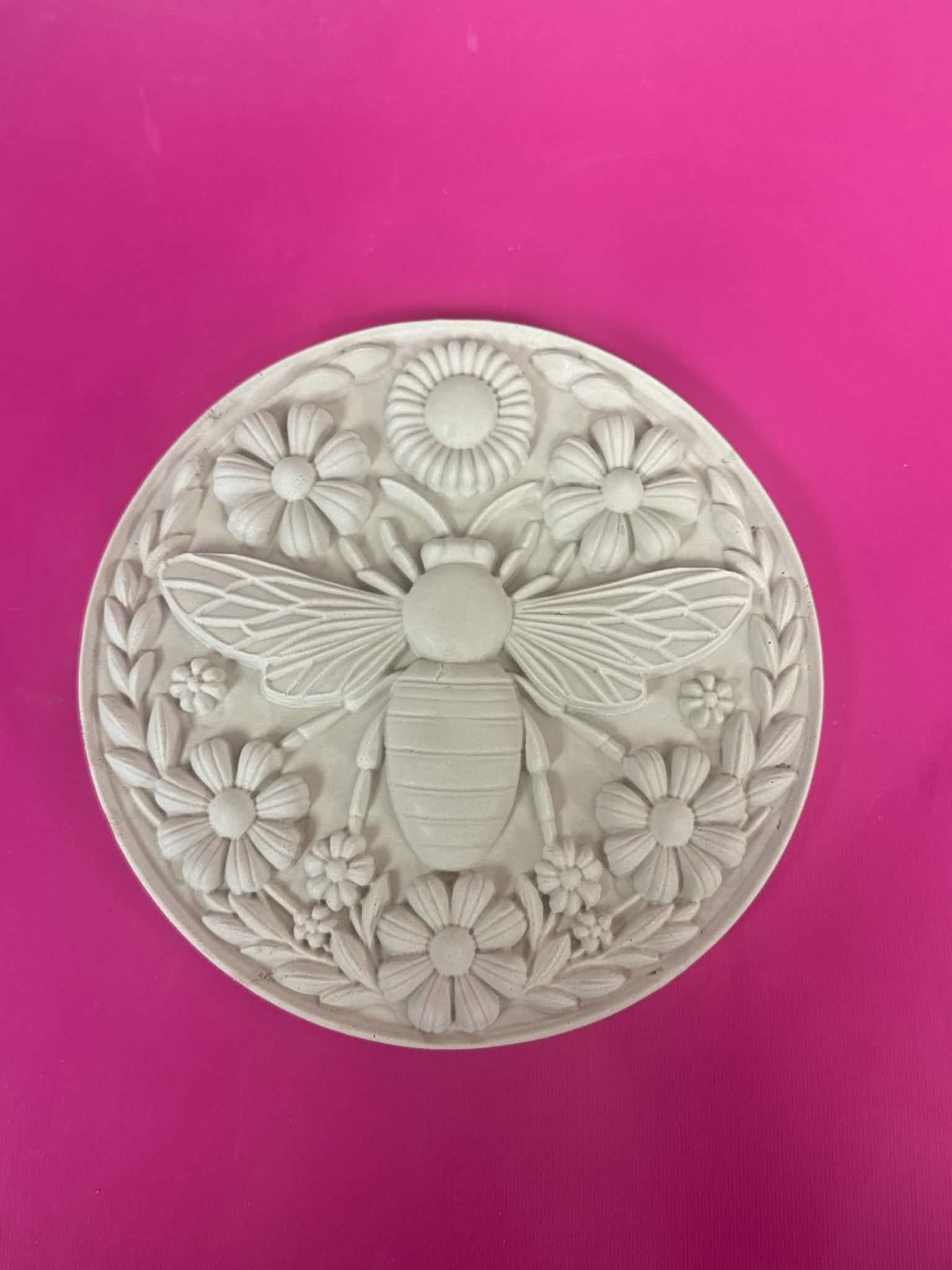 LARGE BUMBLE BEE PLAQUE WITH PAINTABLE EASEL KIT